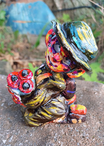 Sculpture of WW1 era british soldier hoding a bouquet of flowers